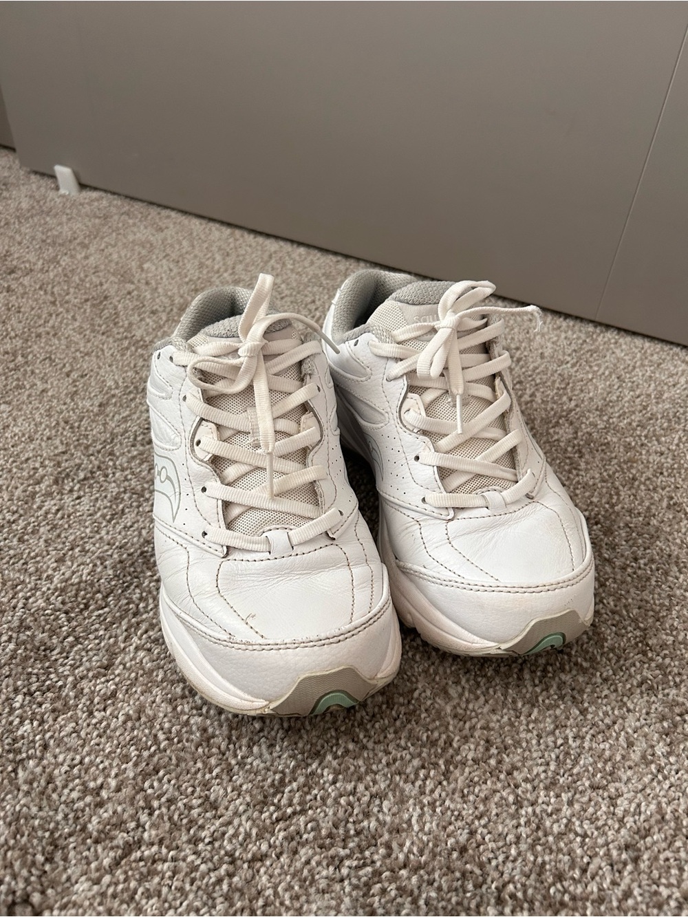 Saucony Women’s White Leather Sneakers Size 7.5